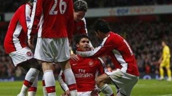 Eduardo (duduk) merayakan gol bersama pemain Arsenal