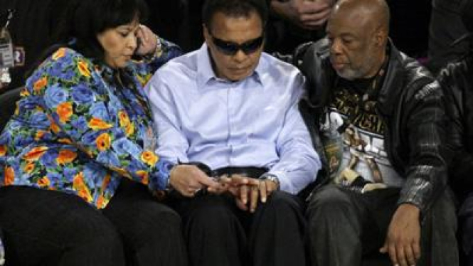 Muhammad Ali (tengah) saat menyaksikan NBA All Star Game