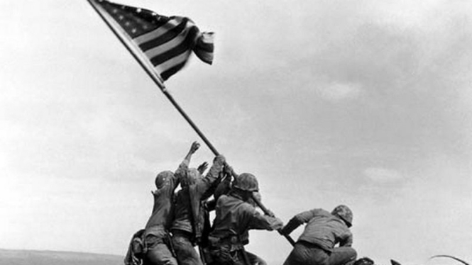 Pasukan Marinir Amerika menaikkan bendera di Pulau Iwojima