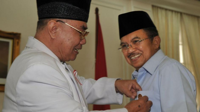 Ketua Dewan Masjid Indonesia Tarmizi Taher sematkan pin Jusuf Kalla