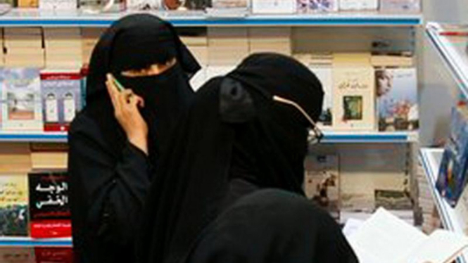 Perempuan di Arab Saudi saat mengunjungi pameran buku di Riyadh