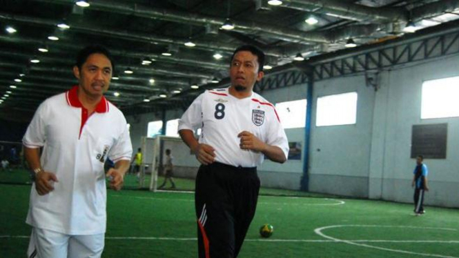 Tifatul Sembiring dan Anis Matta pemanasan sebelum main futsal