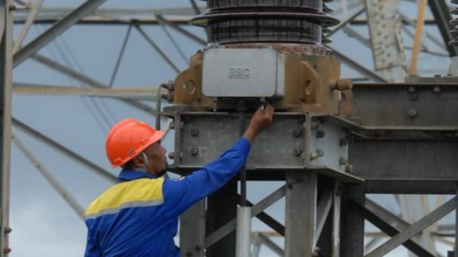 Petugas PLN tengah memperbaiki jaringan listrik di Gardu Induk Gandul, Jakarta.