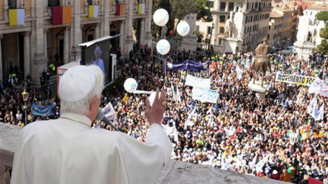 Paus Benediktus XVI berkhotbah kepada umat Katolik di Roma, Italia