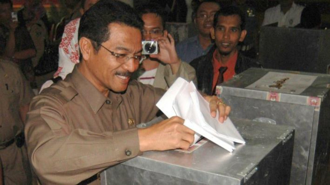 Gamawan Fauzi masukkan surat suara Pemilu