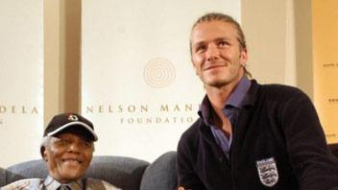 Nelson Mandela (kiri) dan David Beckham