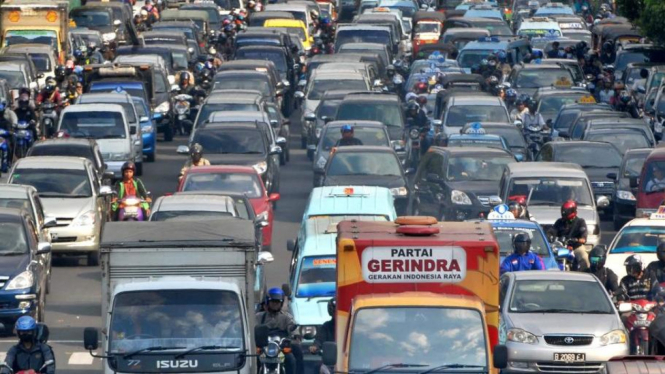 Mobil iklan kampanye Gerindra terjebak macet di Jakarta