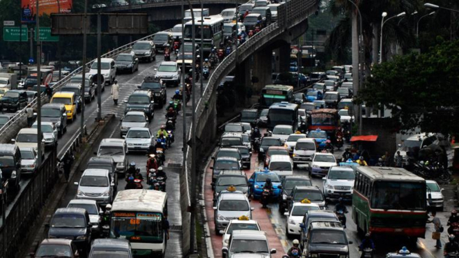 Arus Lalu Lintas Macet di Jalan Gatot Subroto