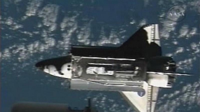 Pesawat ulang--alik Discovery merapat di Stasiun Angkasa Luar Internasional