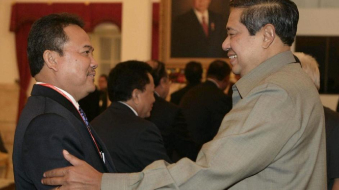 Presiden Susilo Bambang Yudhoyono menyalami Rusli Zainal