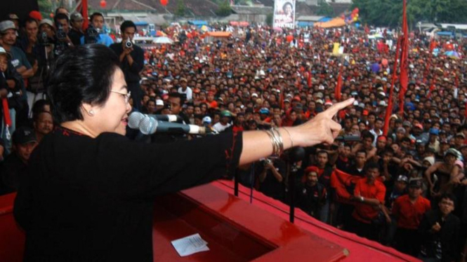 sorot kampanye pdip - Ketua Umum PDIP Megawati Soekarnoputri berkampanye di Jember 2009