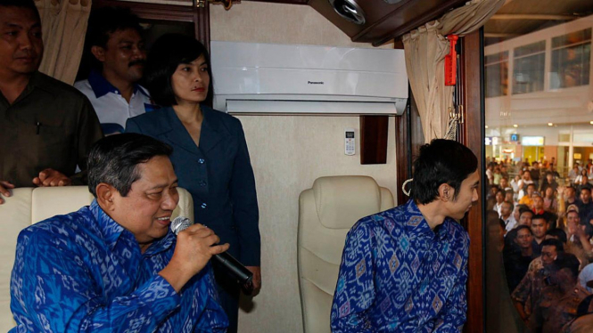 Yudhoyono dan Edhie Baskoro tiba di Makassar