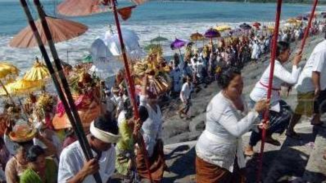Tradisi Melasti di Pantai Kuta Bali