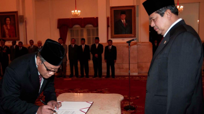 Presiden Yudhoyono melantik Hakim MK, Harjono