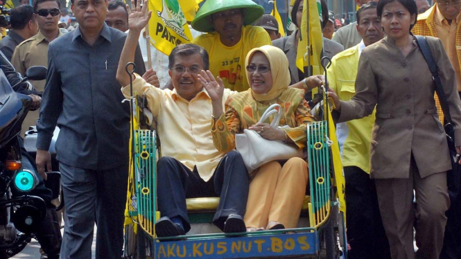 Jusuf Kalla dan Ny Mufidah Kalla naik becak di Semarang