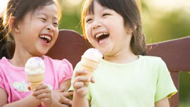 Anak makan es krim