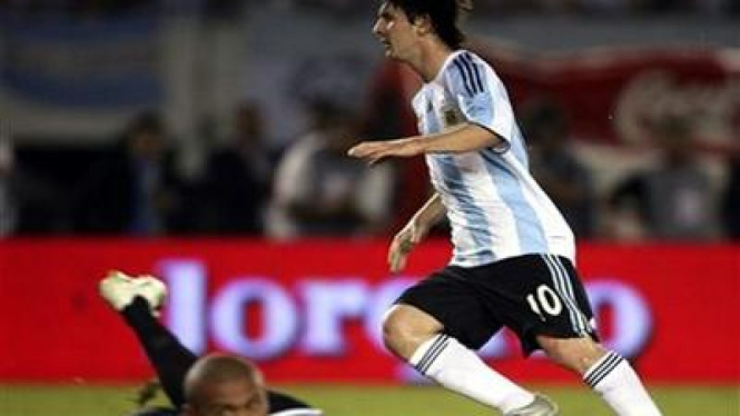 Leo Messi memperdaya kiper Venezuela Renny Vega