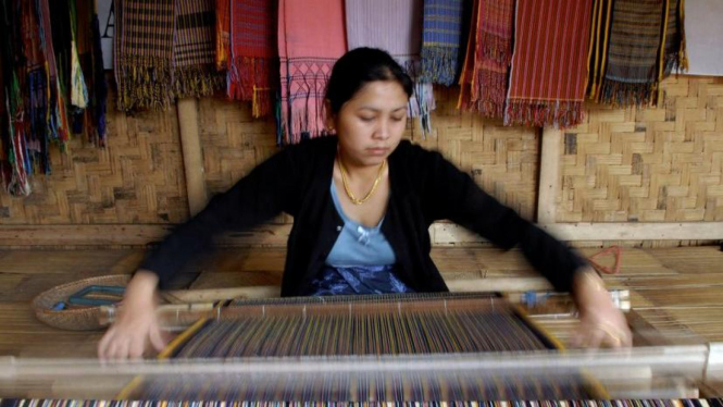 Perempuan suku Baduy, Banten, sedang menenun