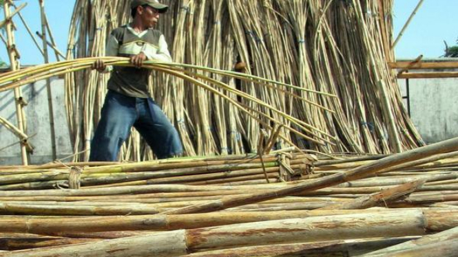 Pekerja menata rotan yang tengah dijemur di Desa Talagawaru, Lombok Barat, NTB