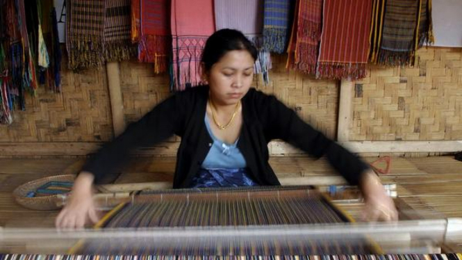 Arsih (28), perempuan Suku Baduy, mengerjakan tenun songket di rumahnya, Banten.