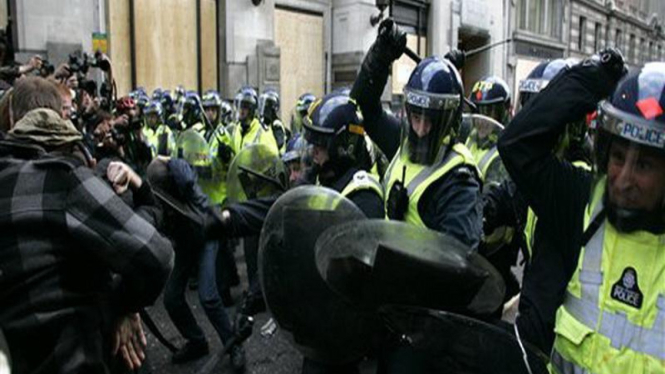 Polisi London terlibat baku hantam dengan demonstran