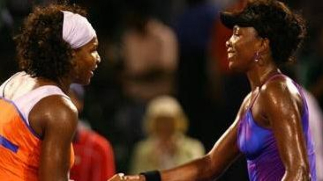 Serena (kiri) dan Venus Williams