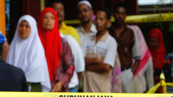 Rakyat Malaysia antri mengikuti pemilu paruh-waktu