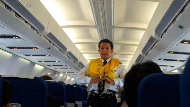 Peragaan alat keselamatan penerbangan di dalam pesawat terbang. 