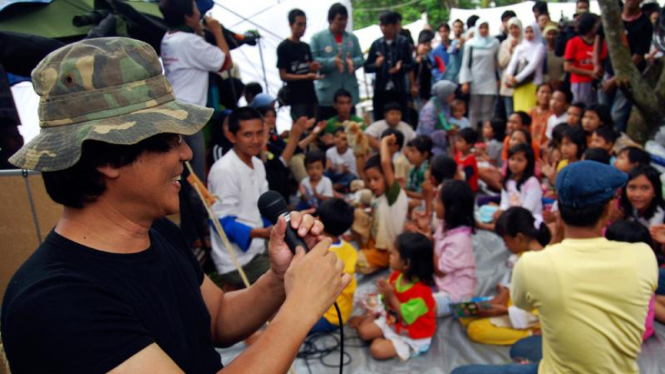 Seto Mulyadi saat menghibur anak-anak korban bencana Situ Gintung.