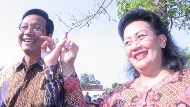 GKR Hemas (kanan) bersama Sri Sultan Hamengku Buwono X (kiri). 