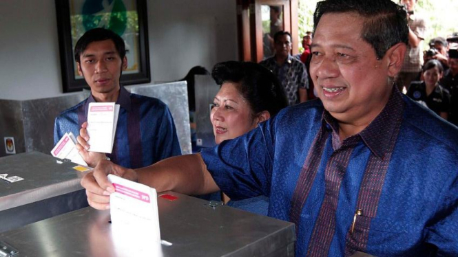 Susilo Bambang Yudhoyono dan anak-istri memilih dalam Pemilu