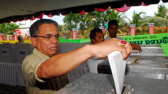 Gubernur Aceh, Irwandi Yusuf, memasukkan kertas suara Pemilu