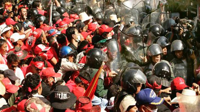 Para demonstran pro Thaksin bentrok dengan polisi di Bangkok, Thailand
