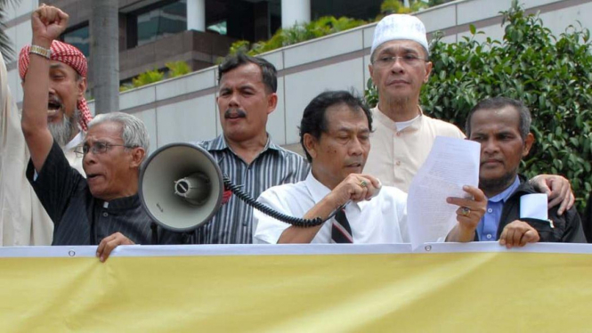 Sri Bintang Pamungkas (pegang mik) berdemonstrasi