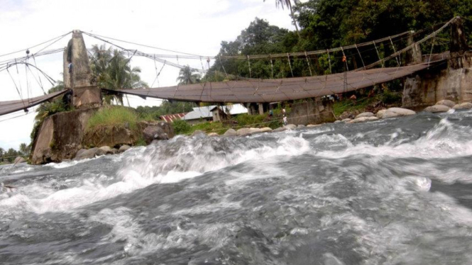 Jembatan gantung buatan Belanda yang nyaris roboh di Batu Busuk, Padang