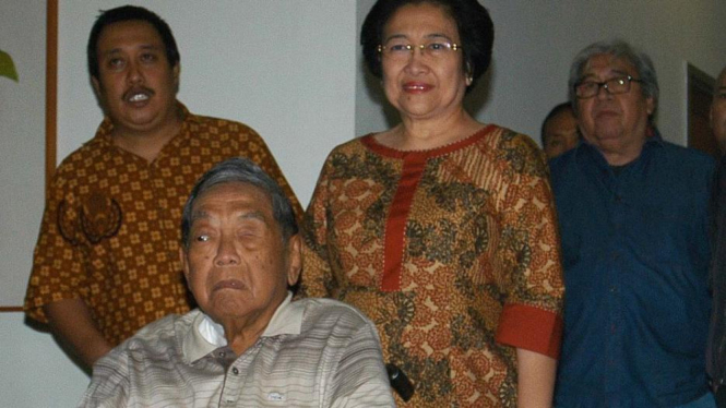 Megawati Soekarnoputri menjenguk Abdurrahman Wahid (Gus Dur).