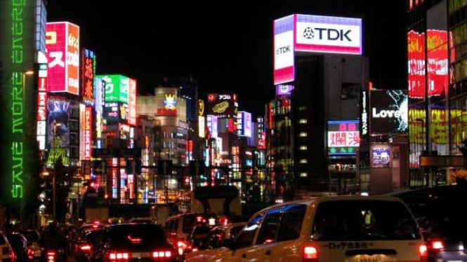 Papan reklame LCD di gedung-gedung Kota Tokyo