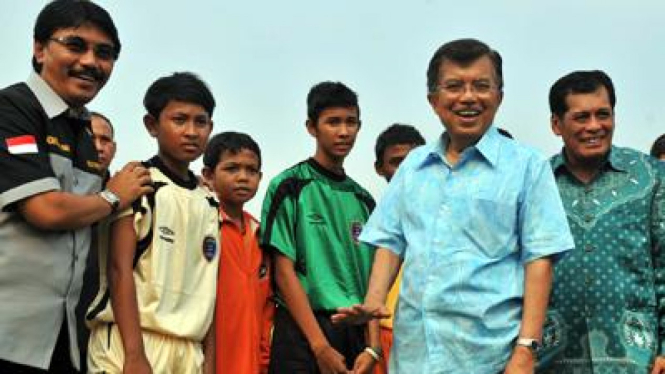 Jusuf Kalla bersama Nurdin Halid, Adhyaksa Dault serta siswa akademi sepakbola