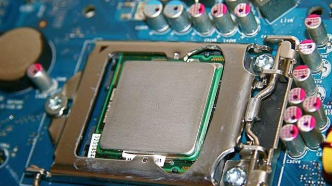 Prosesor Intel Core i5 pada motherboard Intel P55