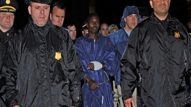 Abduhl Wali-i-Musi (tengah) dalam kawalan ketat polisi AS