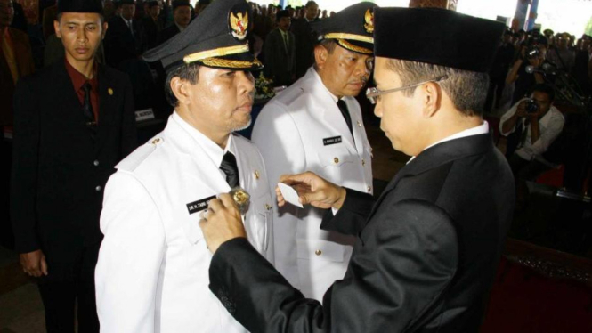 Gubernur NTB Zainul Majdi melantik Bupati Lombok Barat Zaini Arony