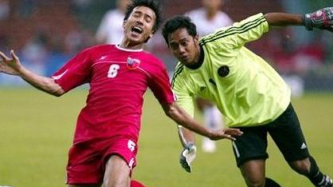 Mantan Kiper Timnas Indonesia, Syamsidar (kanan)