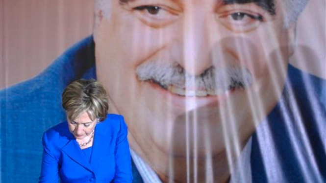 Menlu AS, Hillary Clinton, mengisi buku duka mantan PM Lebanon, Rafik Hariri