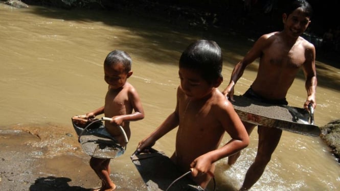 Tiga anak di bawah umur menambang pasir Sungai Mrawan, Jember