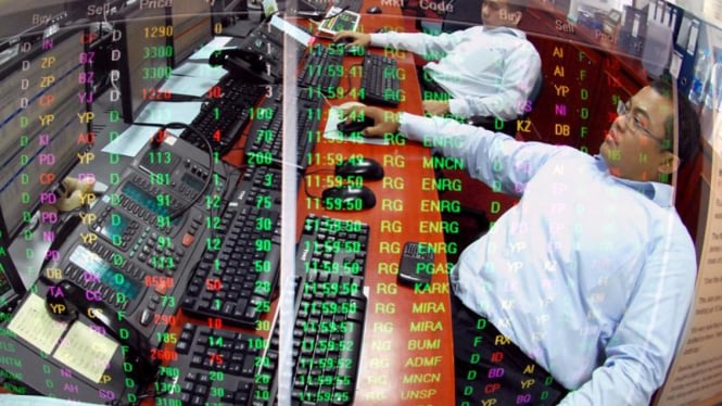 Dua trader memantau pergerakan harga saham
