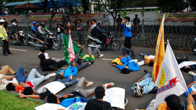 Mahasiswa Demo KPU