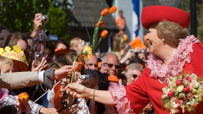 Ratu Beatrix (kanan) saat menerima sambutan dari rakyat Belanda
