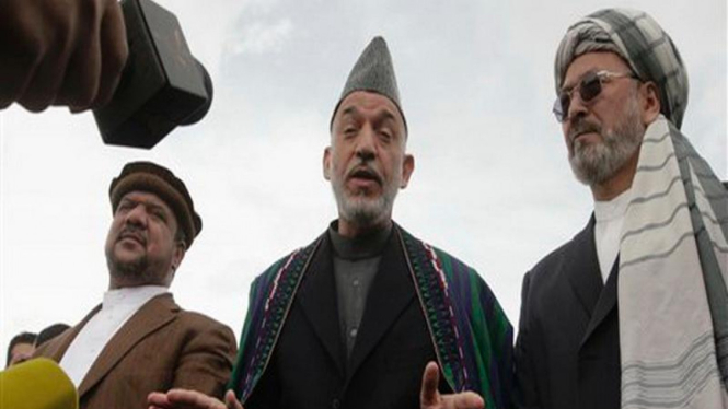 Presiden Hamid Karzai diapit oleh kedua wakil presiden Afganistan