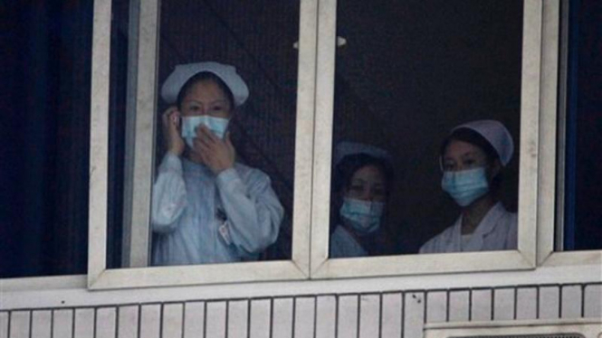 Para perawat memakai masker di suatu rumah sakit di Chengdu, China