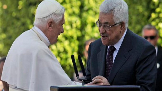 Paus Benediktus XVI menyalami Presiden Palestina, Mahmoud Abbas